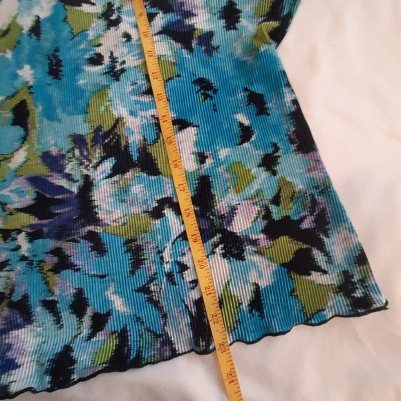 Tradition Ladies Top XL. Short sleeve.  blue and green. - Picture 8 of 9